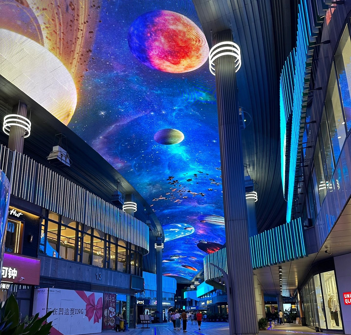 天幕屏LED：当科技邂逅星空，重新定义城市“天花板”！