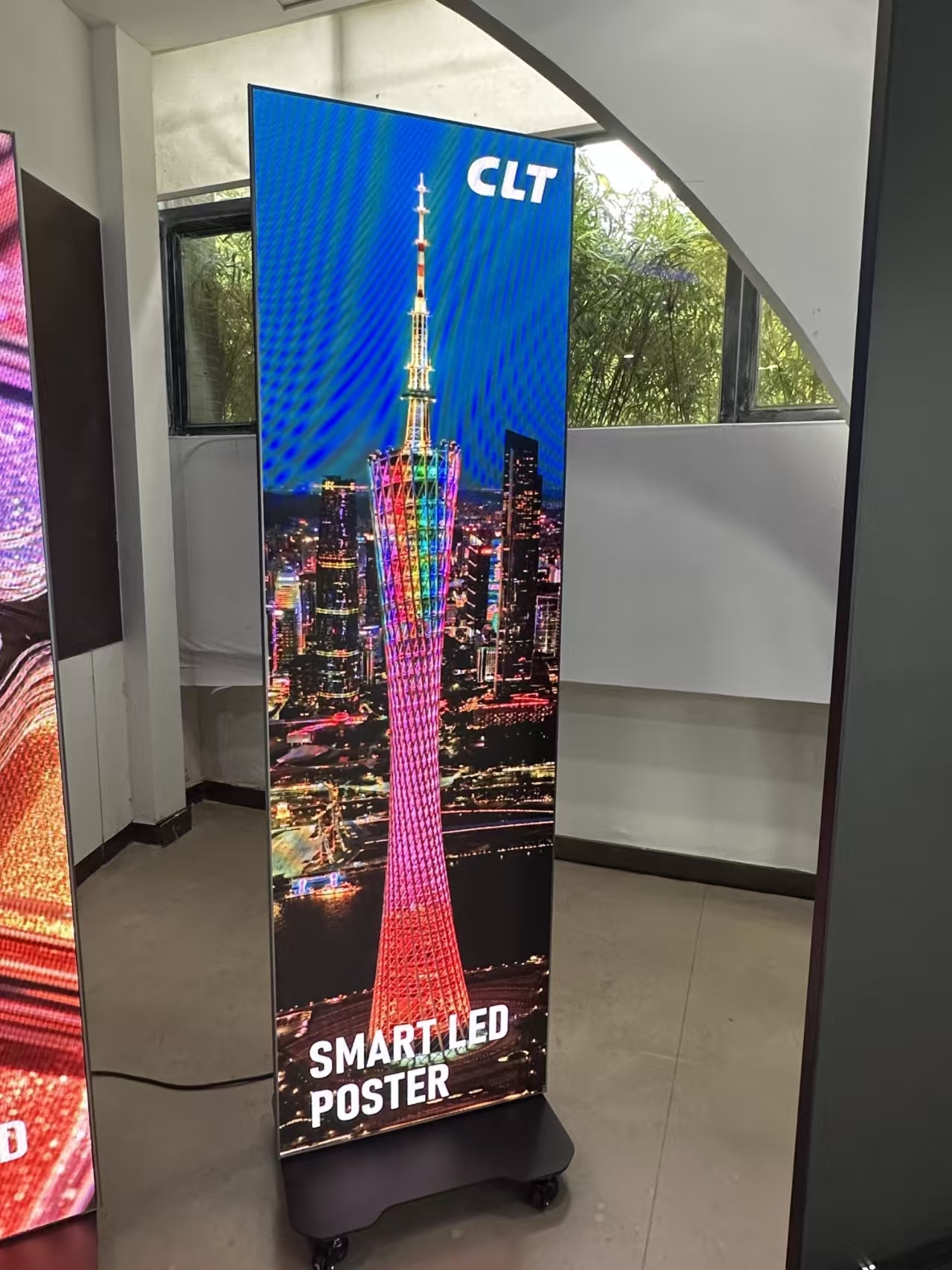 高清LED海报屏：替代传统告示更显质感的智能显示解决方案(图1)